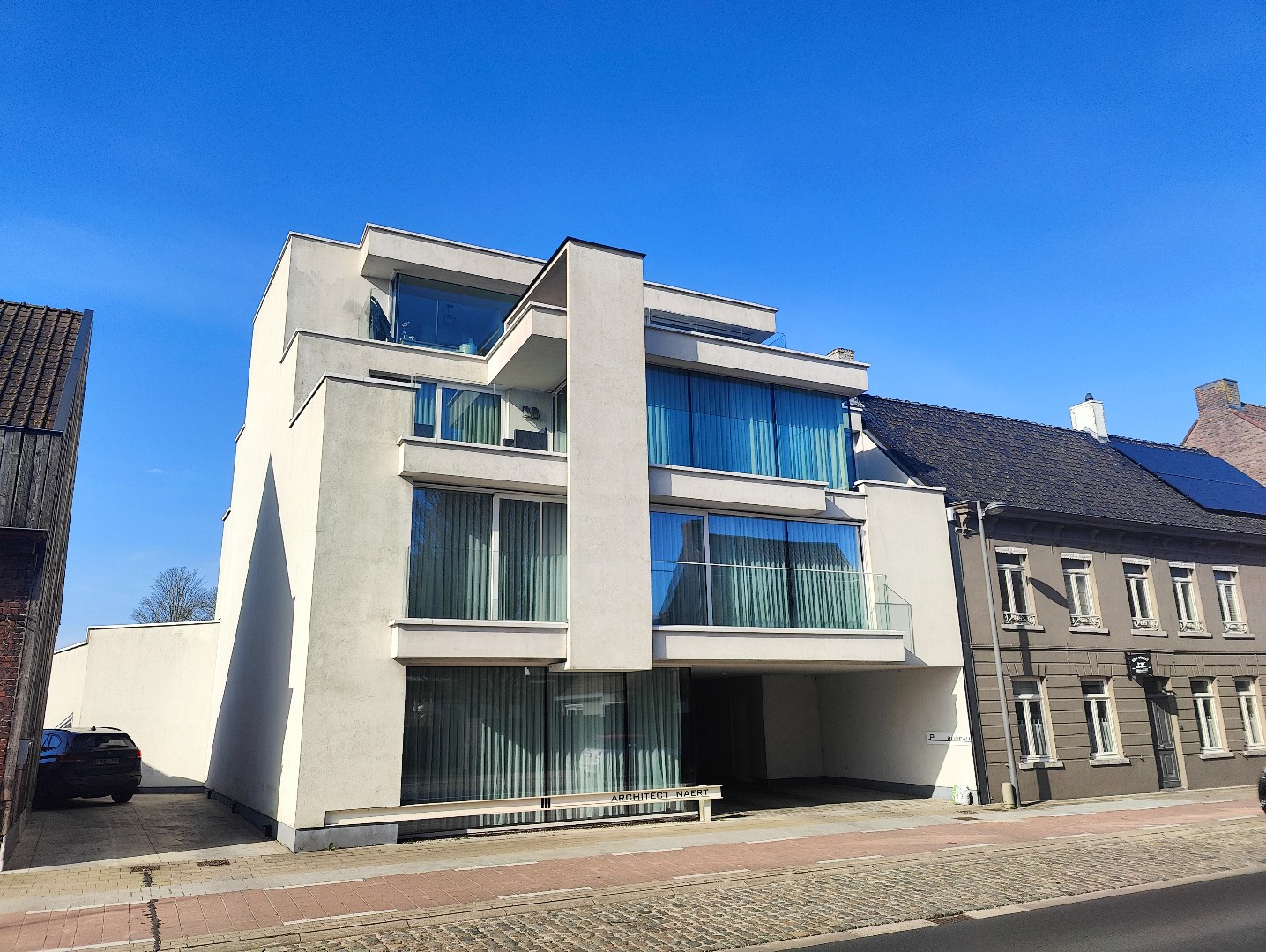 Centraal gelegen dakappartement met één slaapkamer en garage 