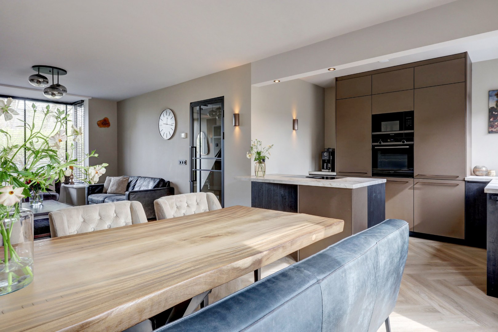 Energiezuinig (A++) en instapklaar 6-kamer gezinswoning met luxe keuken, vijf slaapkamers en zonnige tuin op het zuidoosten 