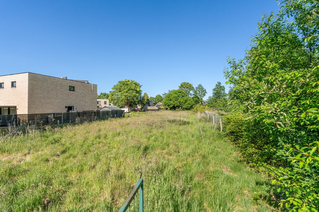 Halfvrijstaande woning op een perceel van 17a30ca met grote werkplaats van maar liefst 110 vierkante meter! 