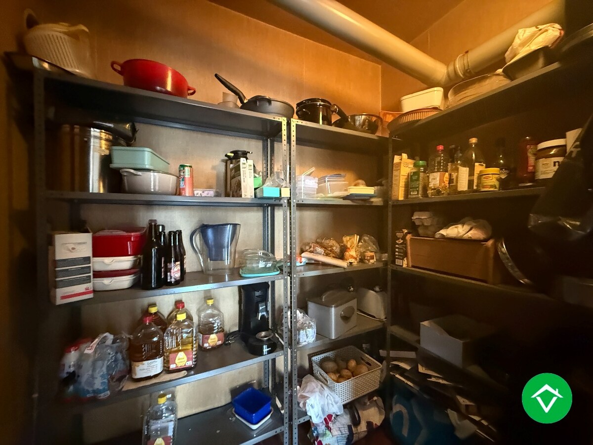 Appartement met twee slaapkamers, terras en autostaanplaats te Roeselare 