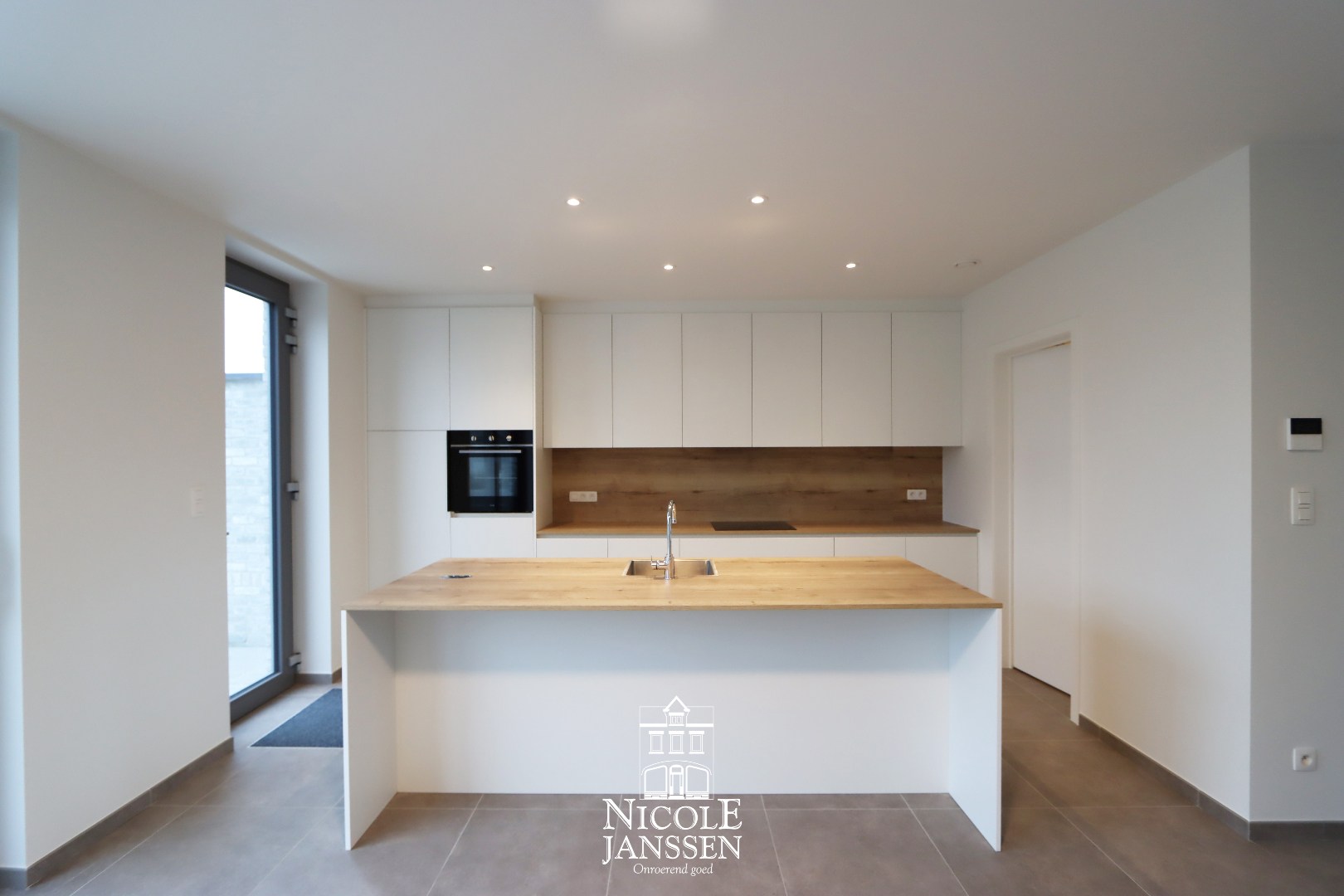 Nieuwbouwwoning met carport 