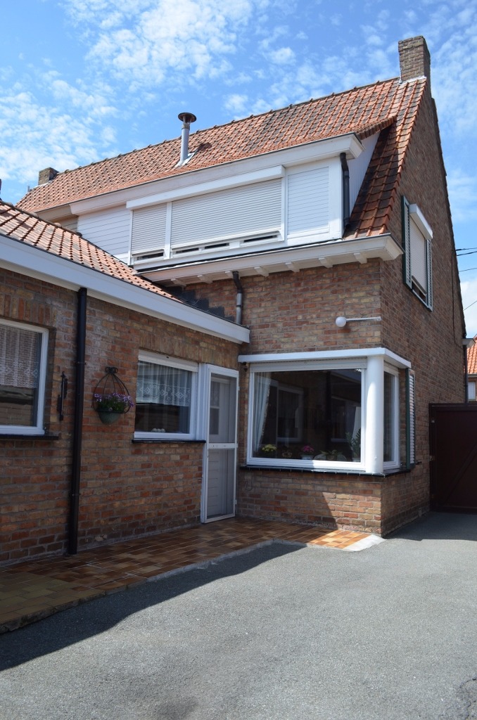 Lichtjes op te frissen woning met garage en tuin te centrum Maldegem 