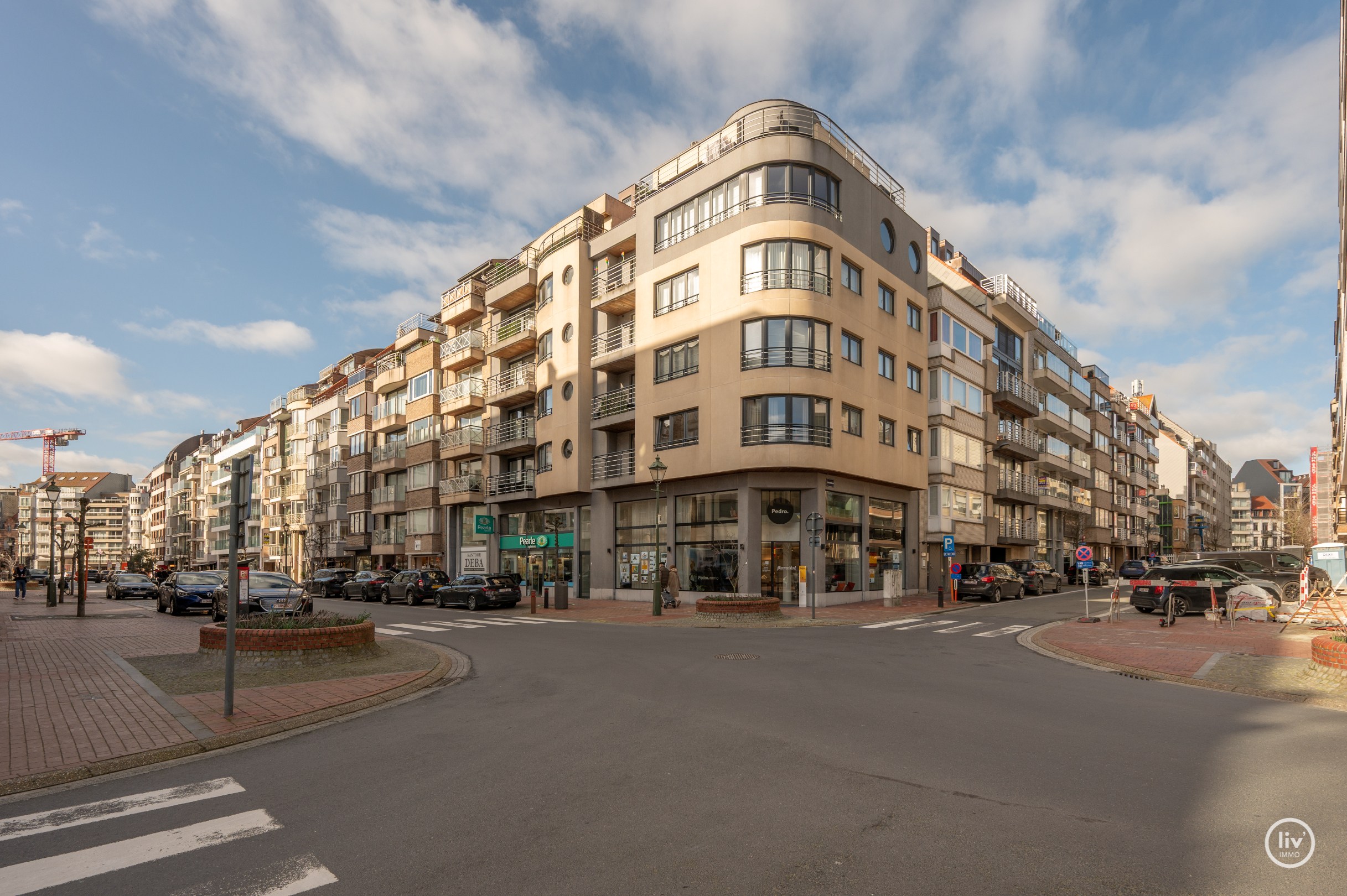 Uniek HOEK duplexappartement/penthouse met panoramisch uitzicht over de Dumortierlaan te Knokke. 