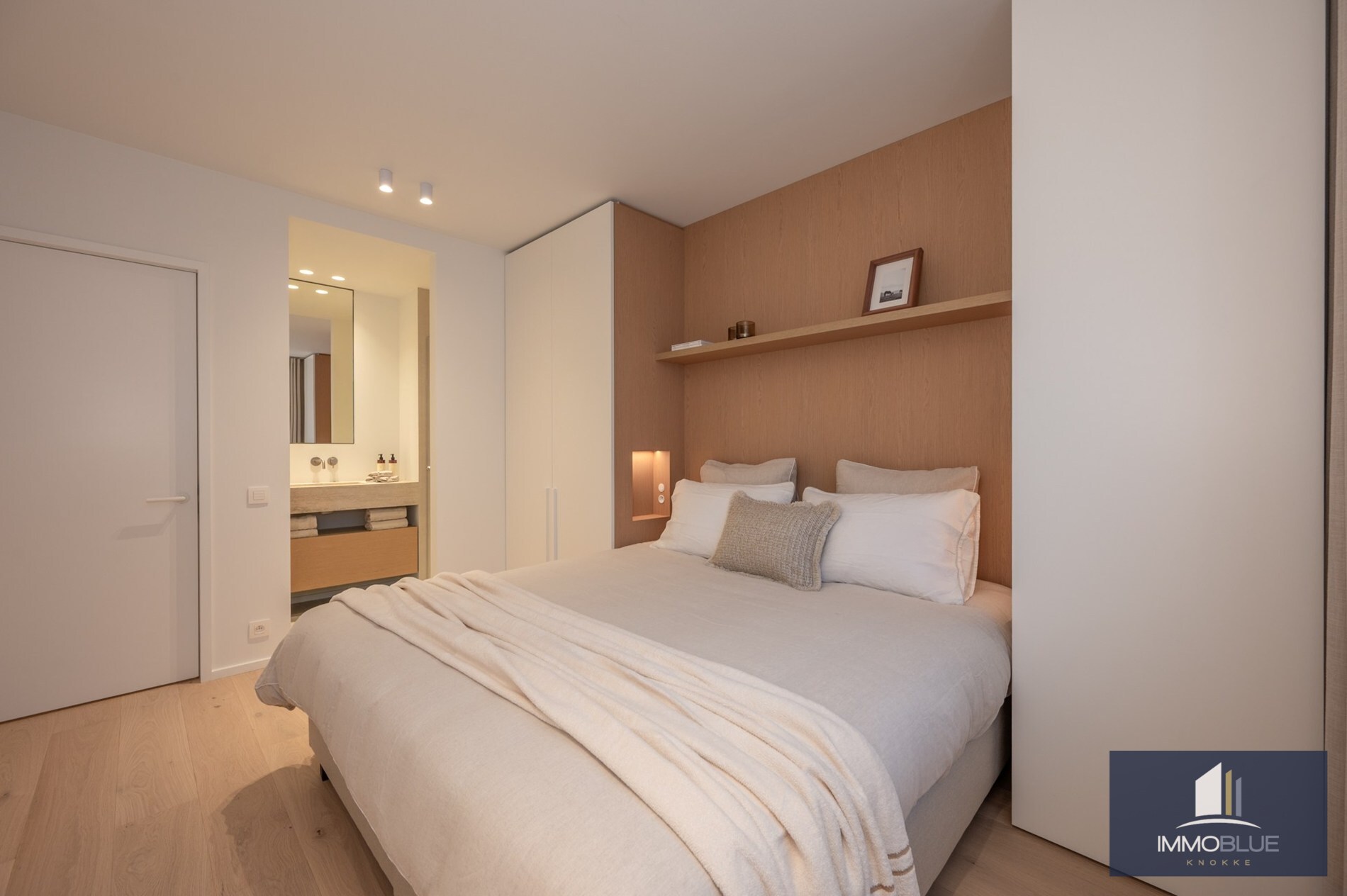 Stijlvol volledig gerenoveerd appartement in een vernieuwde residentie gelegen op een boogscheut van de zee en het commercieel centrum. 