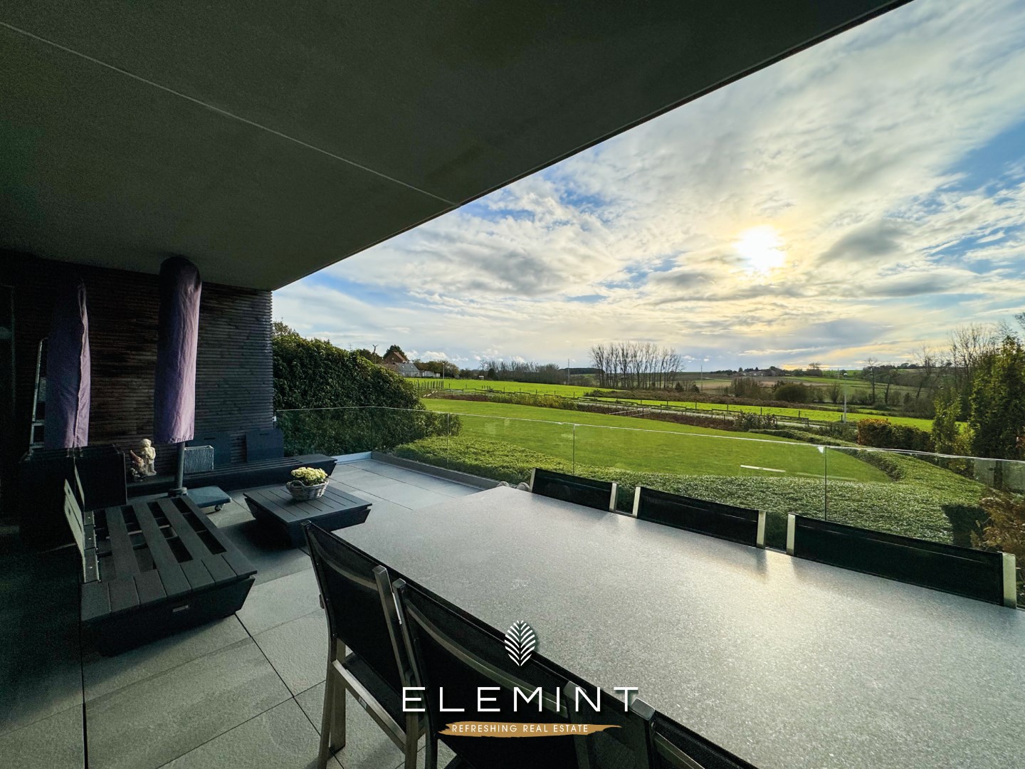 Ruim modern appartement met terras, 2 slaapkamers en 2 staanplaatsen 