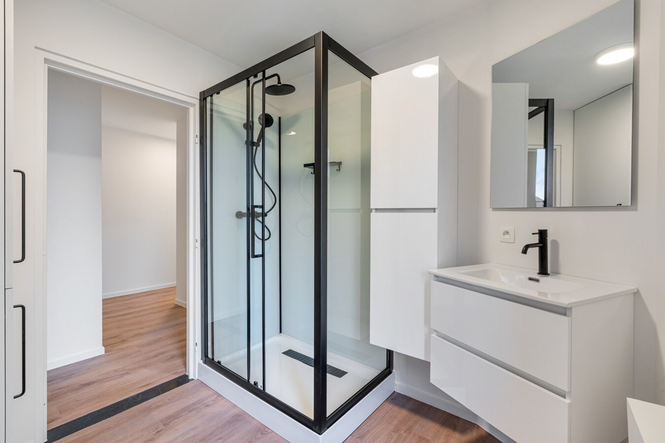 Stijlvol gerenoveerd appartement met moderne uitstraling in het centrum van Maaseik! 