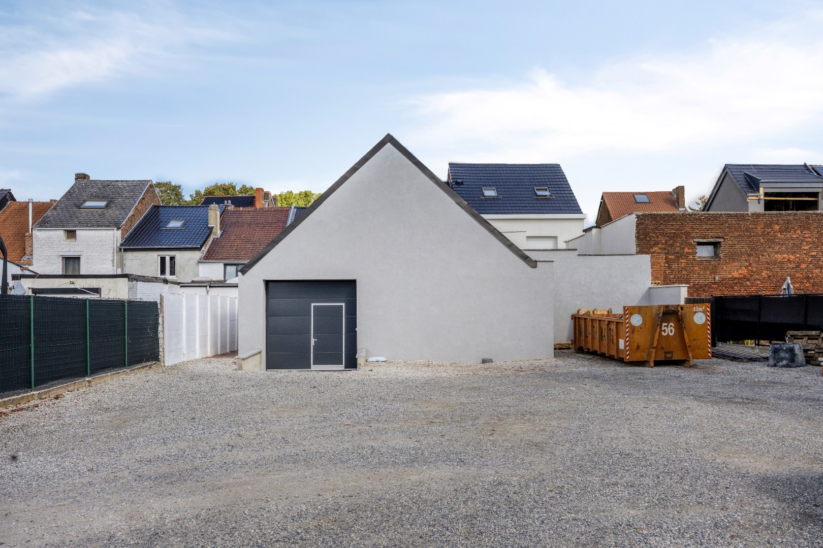 Vernieuwde loods en vergunde bouwgrond voor halfopen bebouwing te Lembeek 
