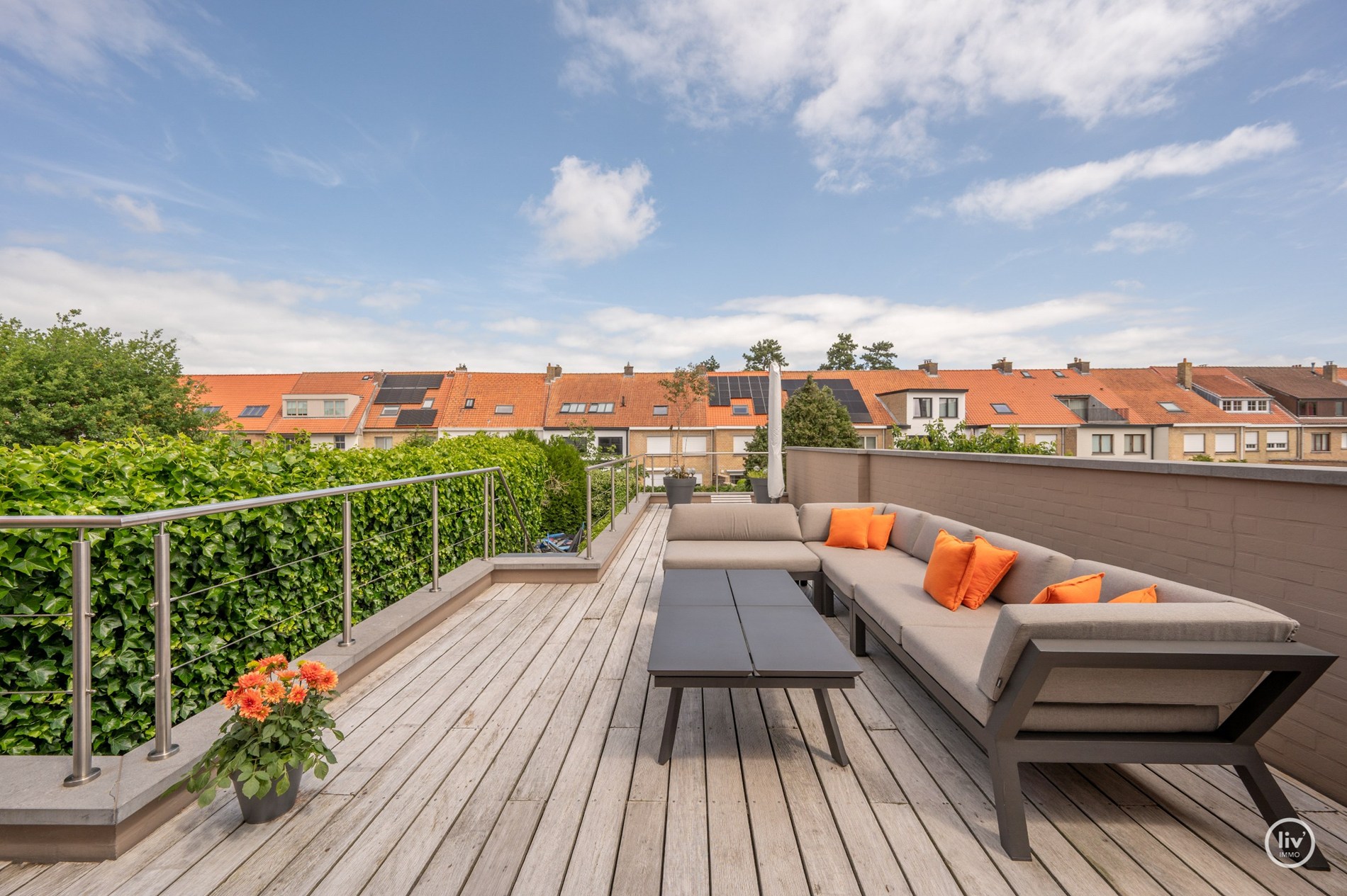 Fraaie bel-étage woning in het centrum van Knokke met Schoonheidssalon op het gelijkvloers. 