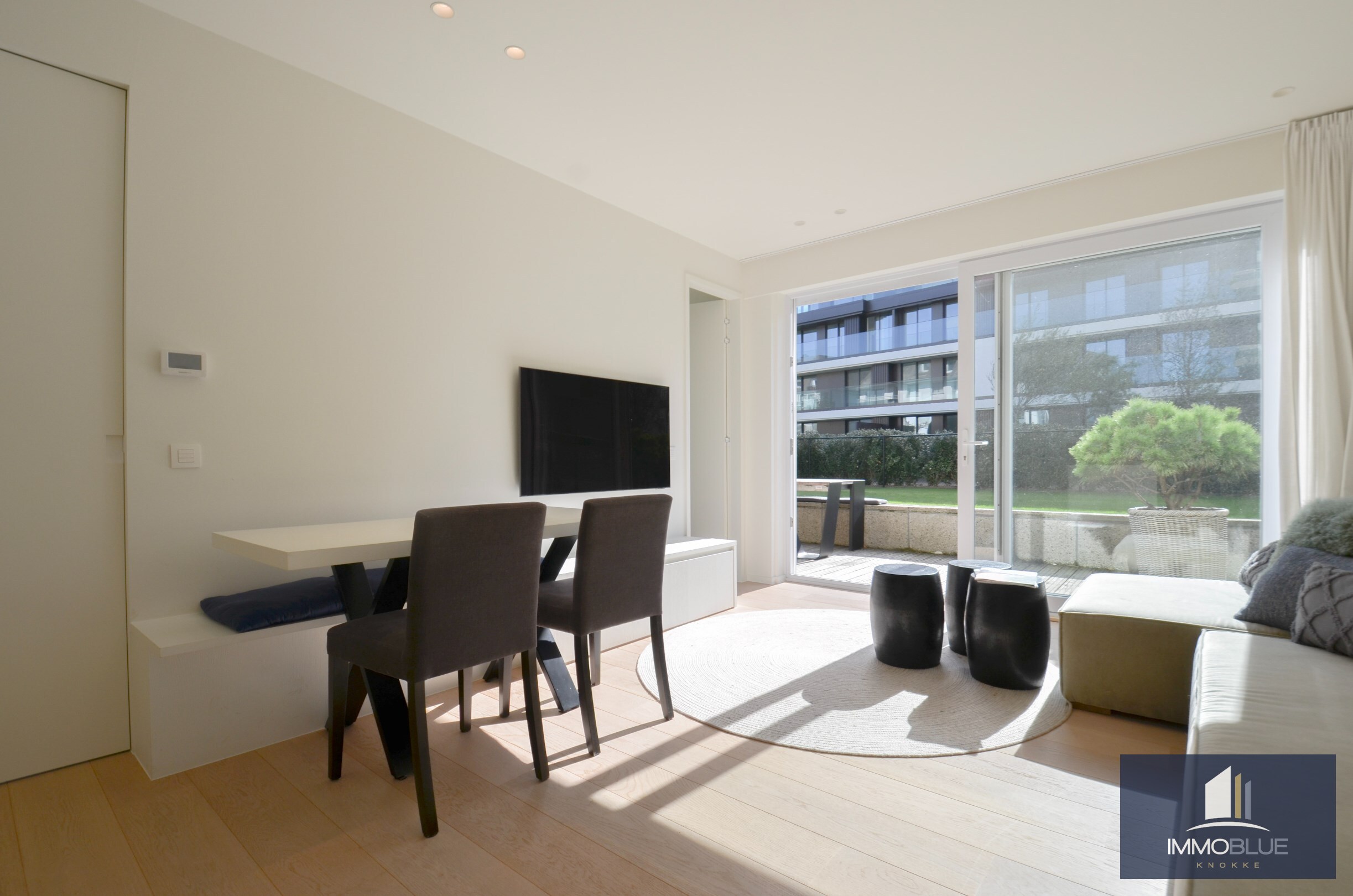 Volledig gerenoveerd hoek-appartement met een ruim zuid gericht terras gelegen aan de Zeedijk in het Zoute. 