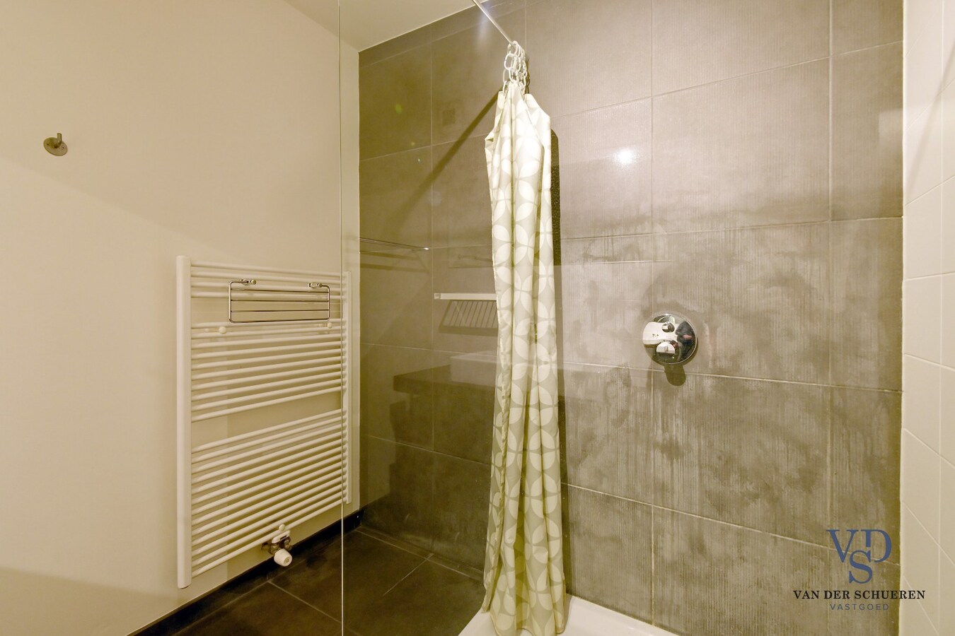 Ruim appartement in hartje Zingem. 