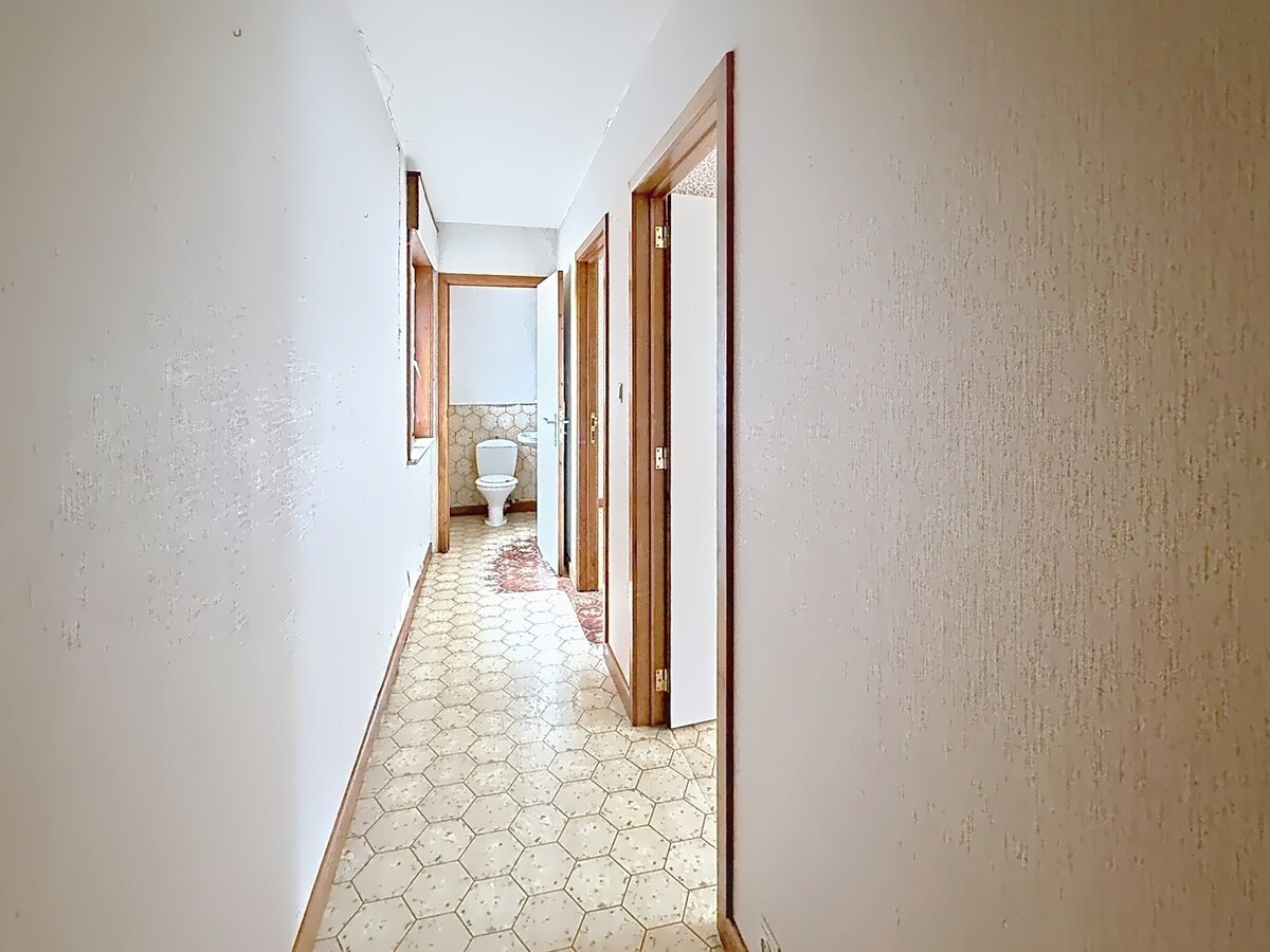 Kloeke woning met vier slaapkamers en ruim magazijn in Hulste. 
