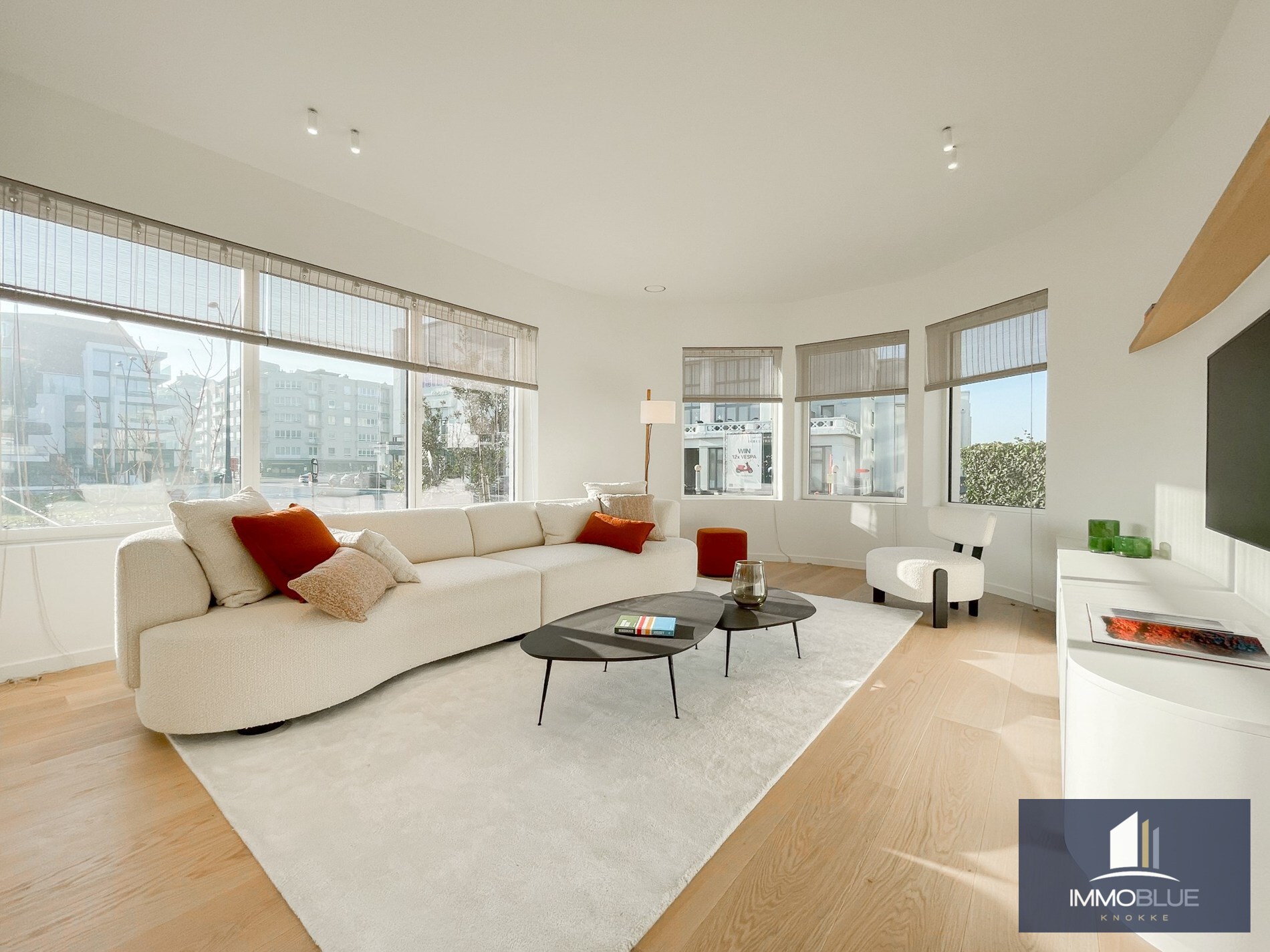 Exclusieve villa: Uitzonderlijk volledig gerenoveerde villa met frontaal zeezicht. 