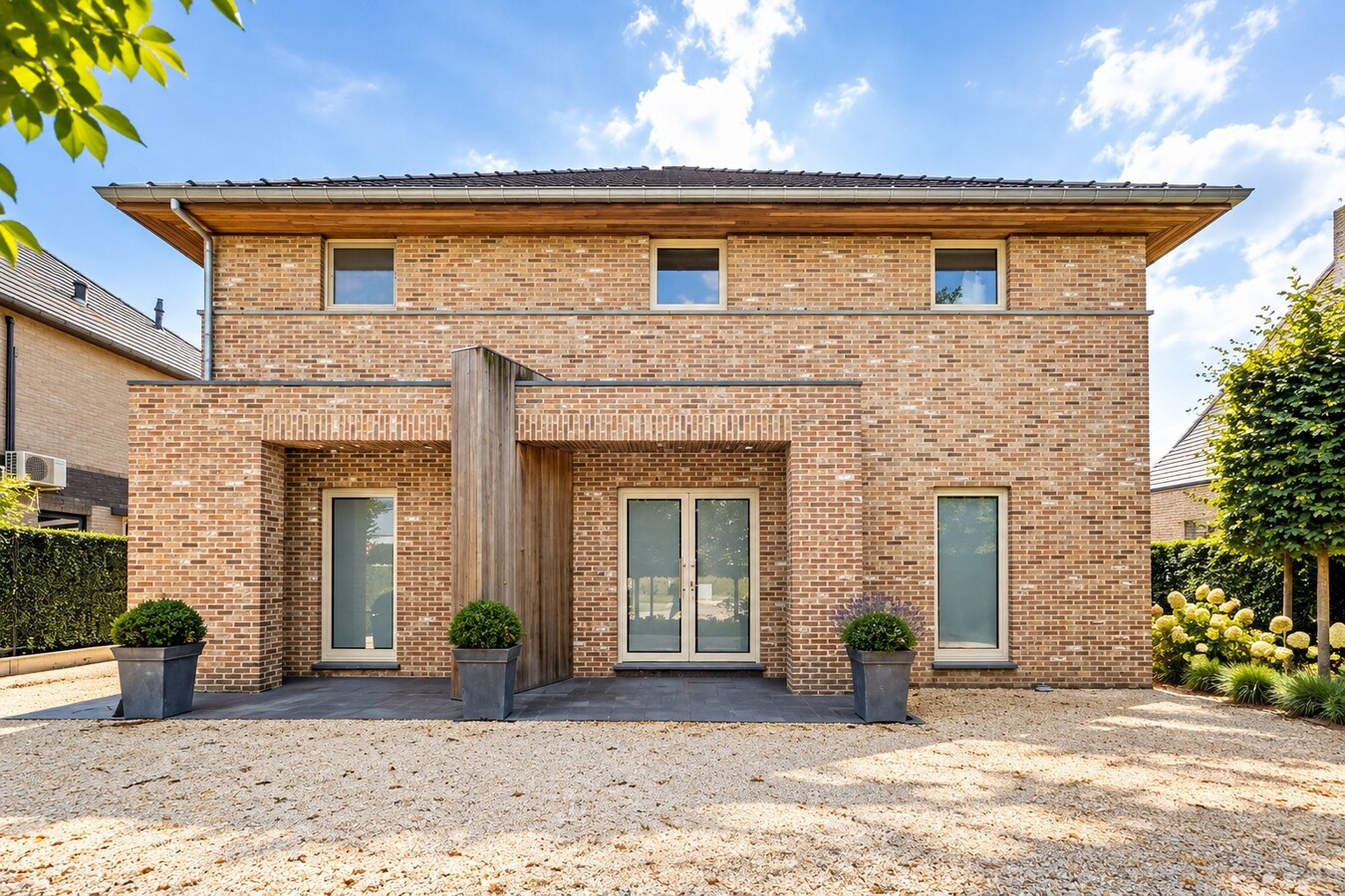 Stijlvolle villa in tijdloze pastorijstijl met zwembad en exclusieve tuinbeleving. 