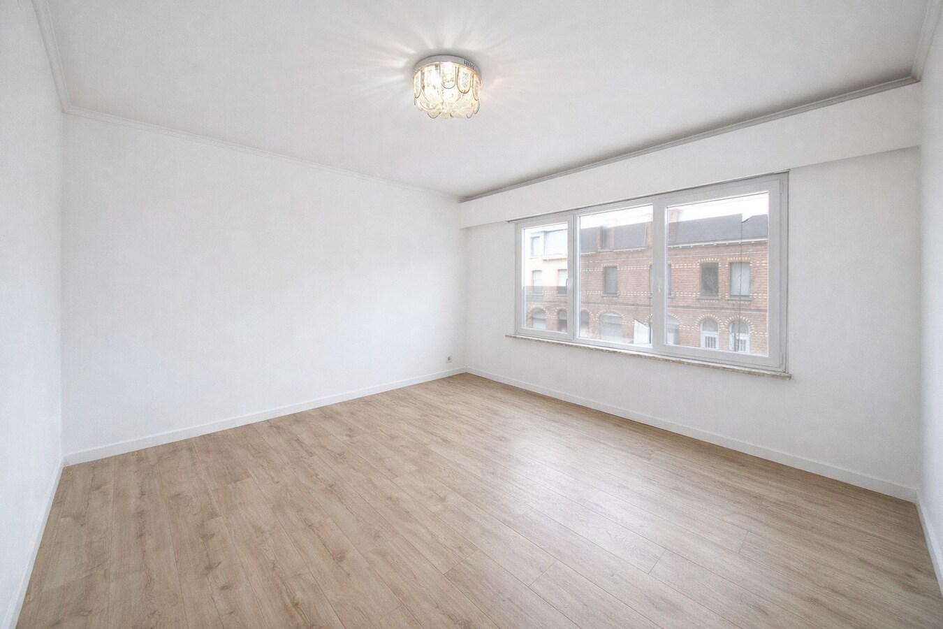 Centraal gelegen woning met drie slaapkamers, tuin én inpandige garage te koop in Sint-Niklaas! 