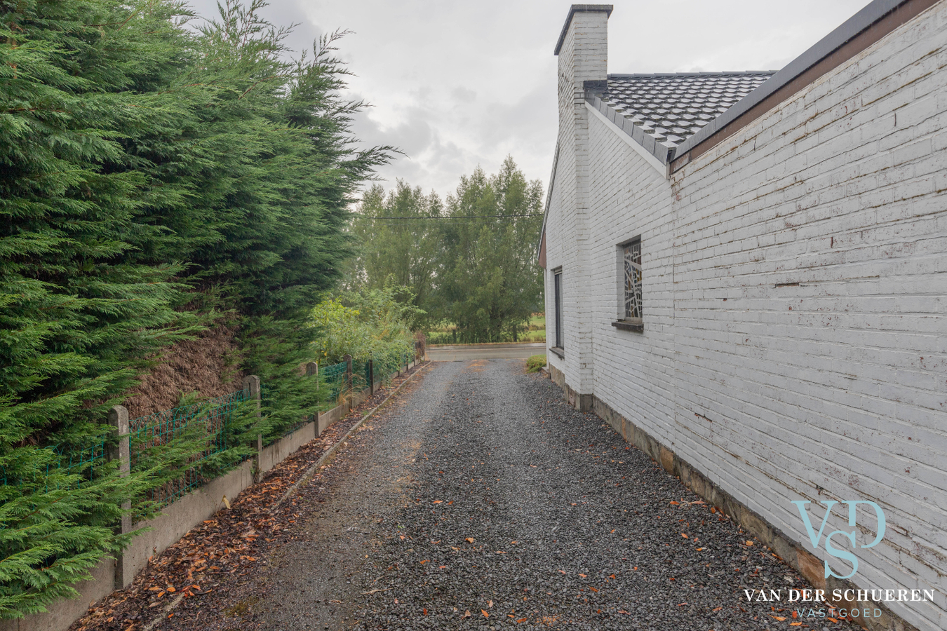 Bungalow met bijgebouw. 