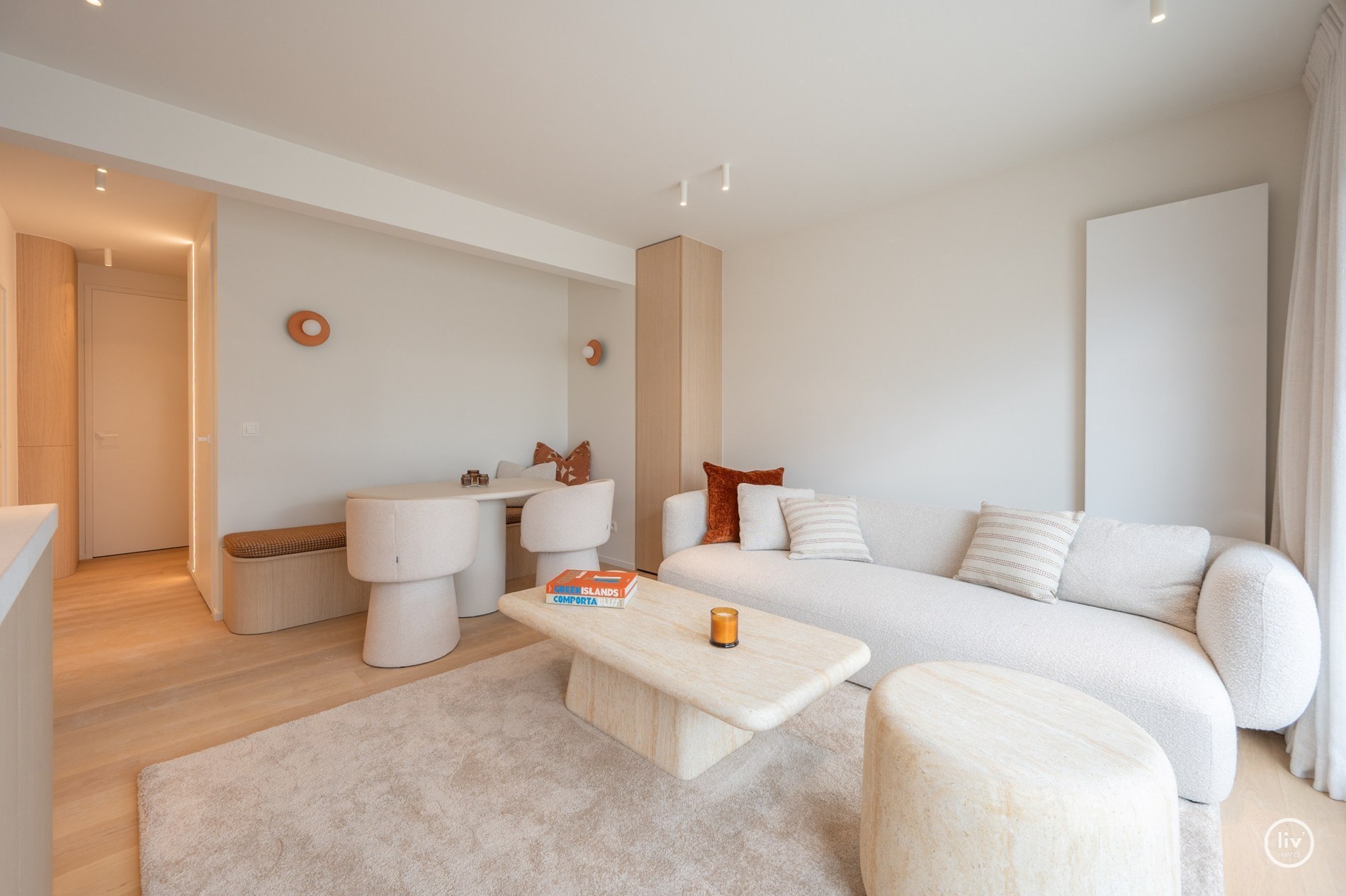 Gerenoveerd penthouse met 2 slaapkamers centraal gelegen op de August Dansestraat te Knokke. 