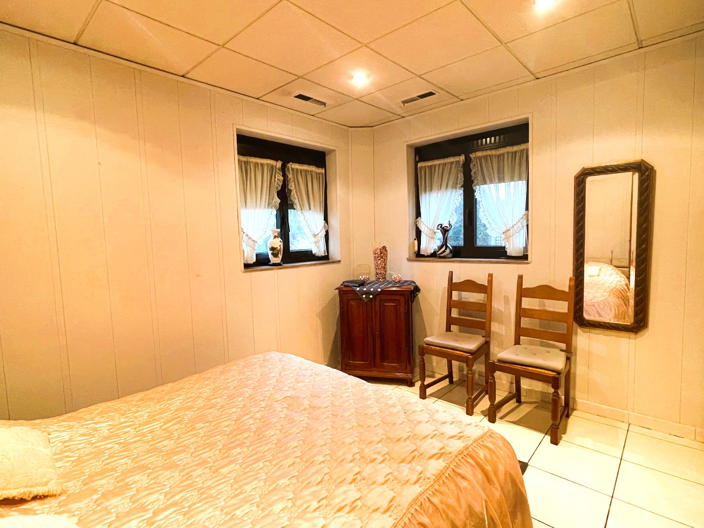 Woning met ruim magazijn op 2266 m² 