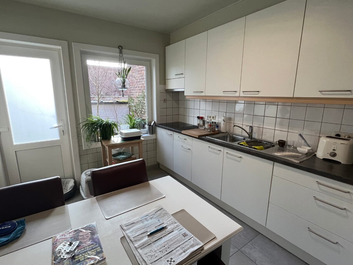 Praktische, ruime rijwoning te centrum Gavere 