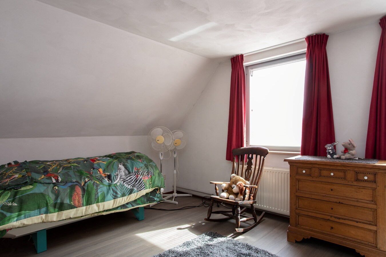 Vrijstaande degelijk gebouwde woning met inpandige dubbele garage. 