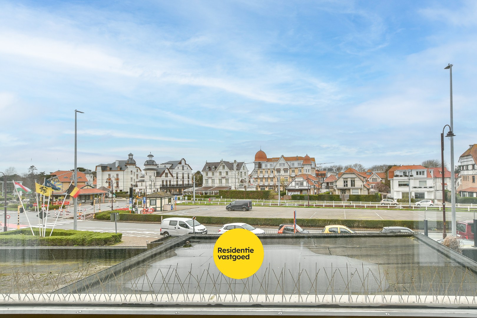 Uniek handelspand (voormalig bankkantoor) met veel mogelijkheden in centrum De Haan 