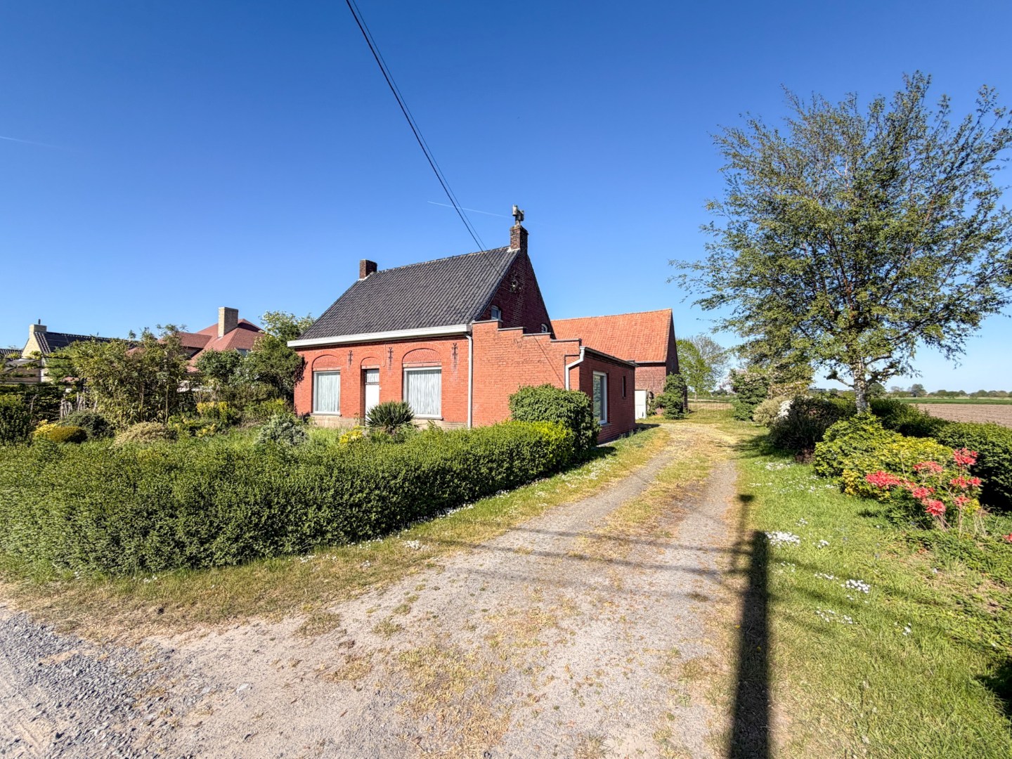 Landelijke hoeve-woning op ruim perceel, met weide en stallingen. 