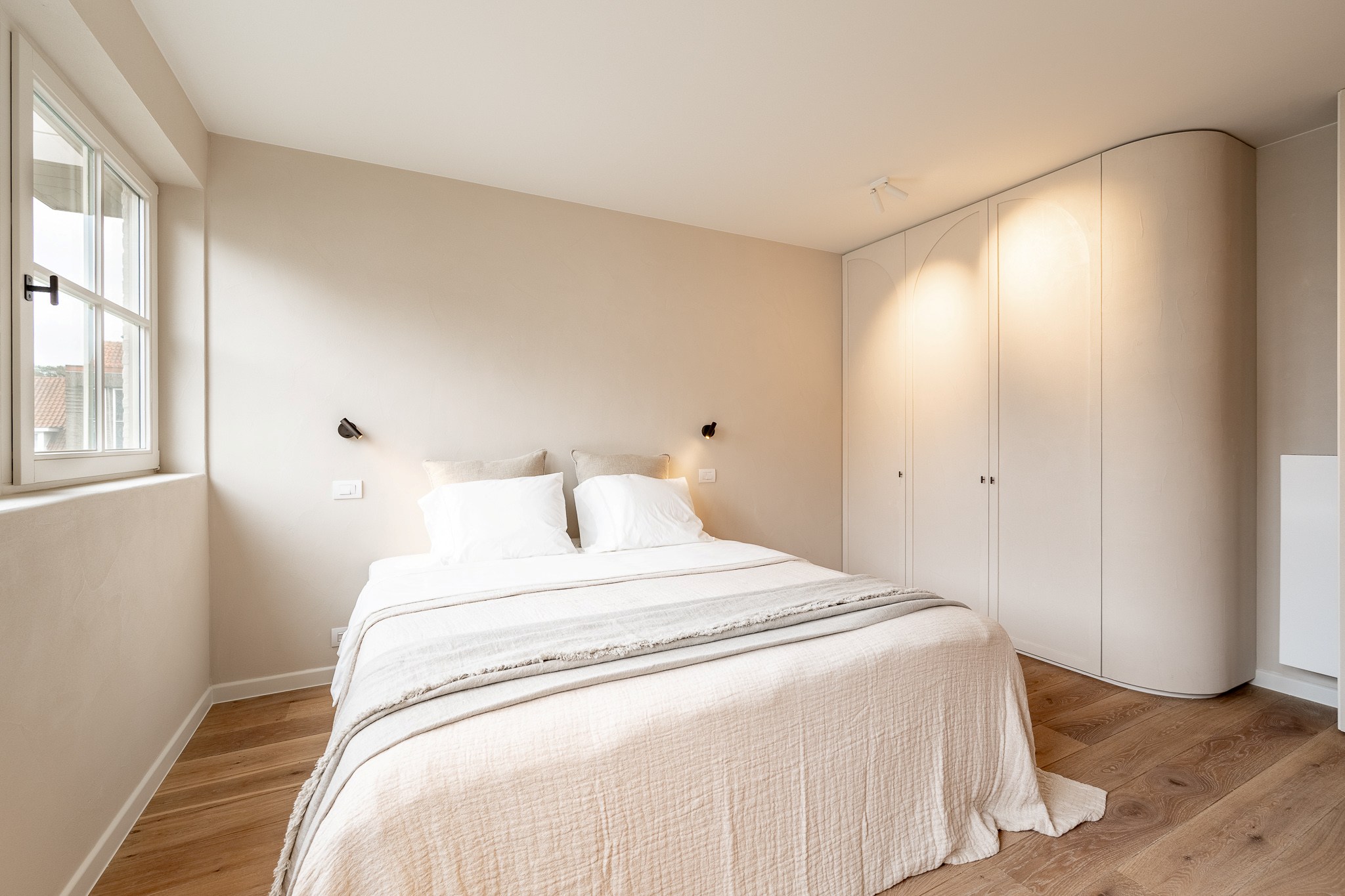 Prachtig gerenoveerde  halfopen woning op topligging nabij centrum, zee en strand 