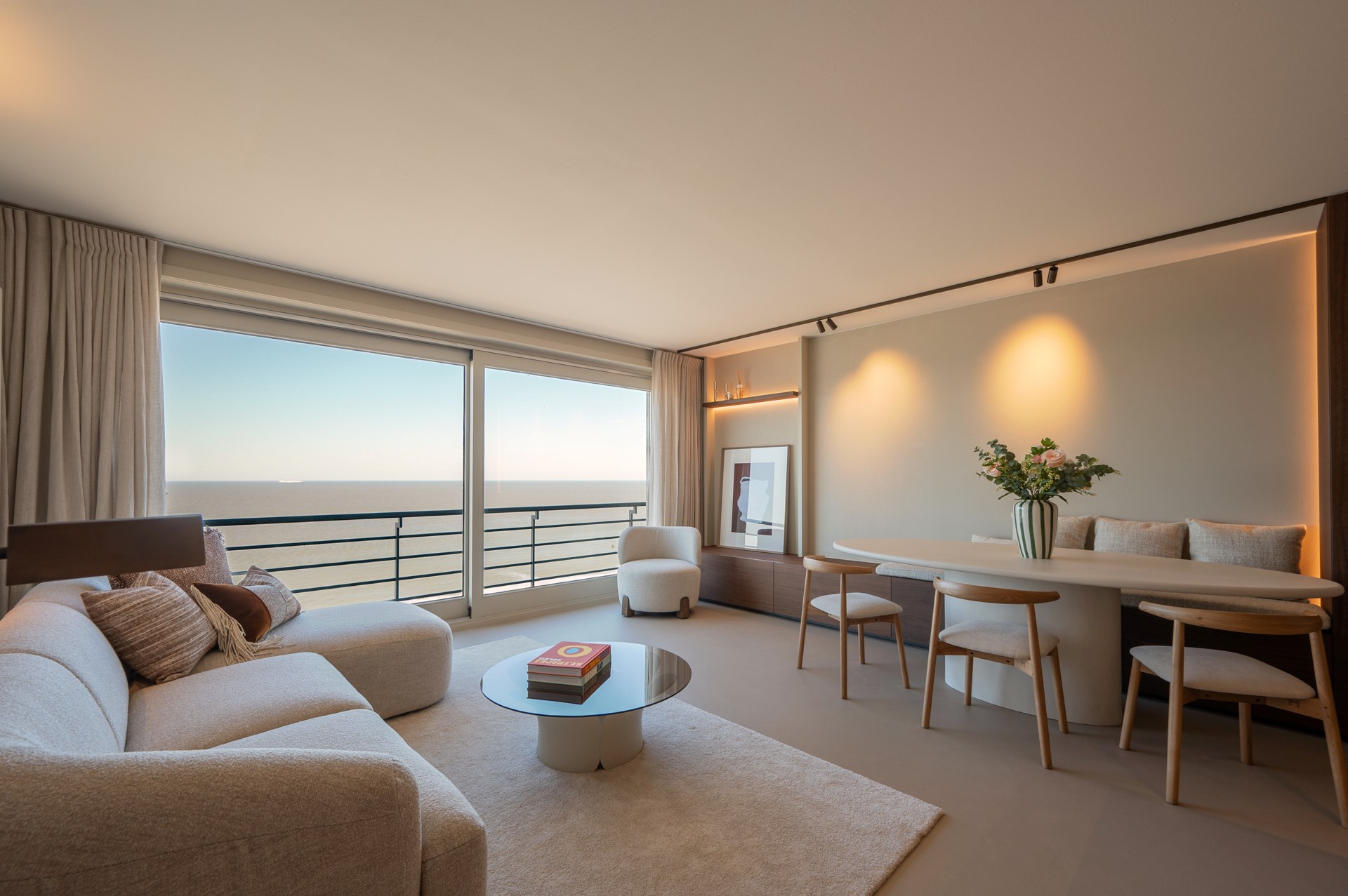 Prachtig gerenoveerd en instapklaar appartement met 3 slaapkamers en frontaal zeezicht, gelegen in een prestigieuze residentie op de zeedijk in het Zoute. 