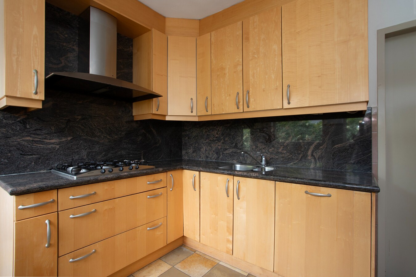 Vrijstaande levensloopbestendige semibungalow met schitterend uitzicht en royale tuin in Hoogeloon. 