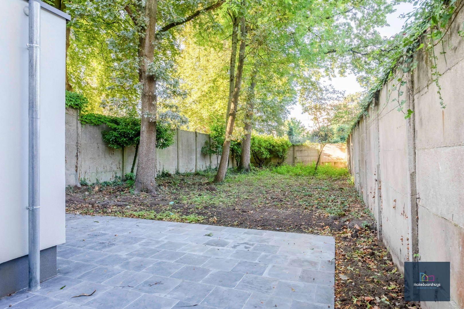 Prachtig  duplex appartement met 4 slpk, 3 badk, grote tuin en parkeergelegenheid 