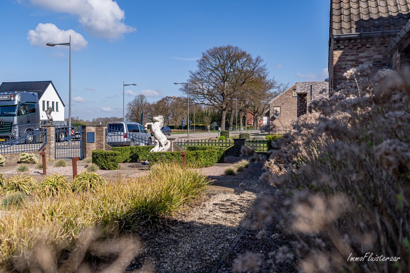 Ruime woning met paardenstallen op ca. 85 are te Kinrooi 