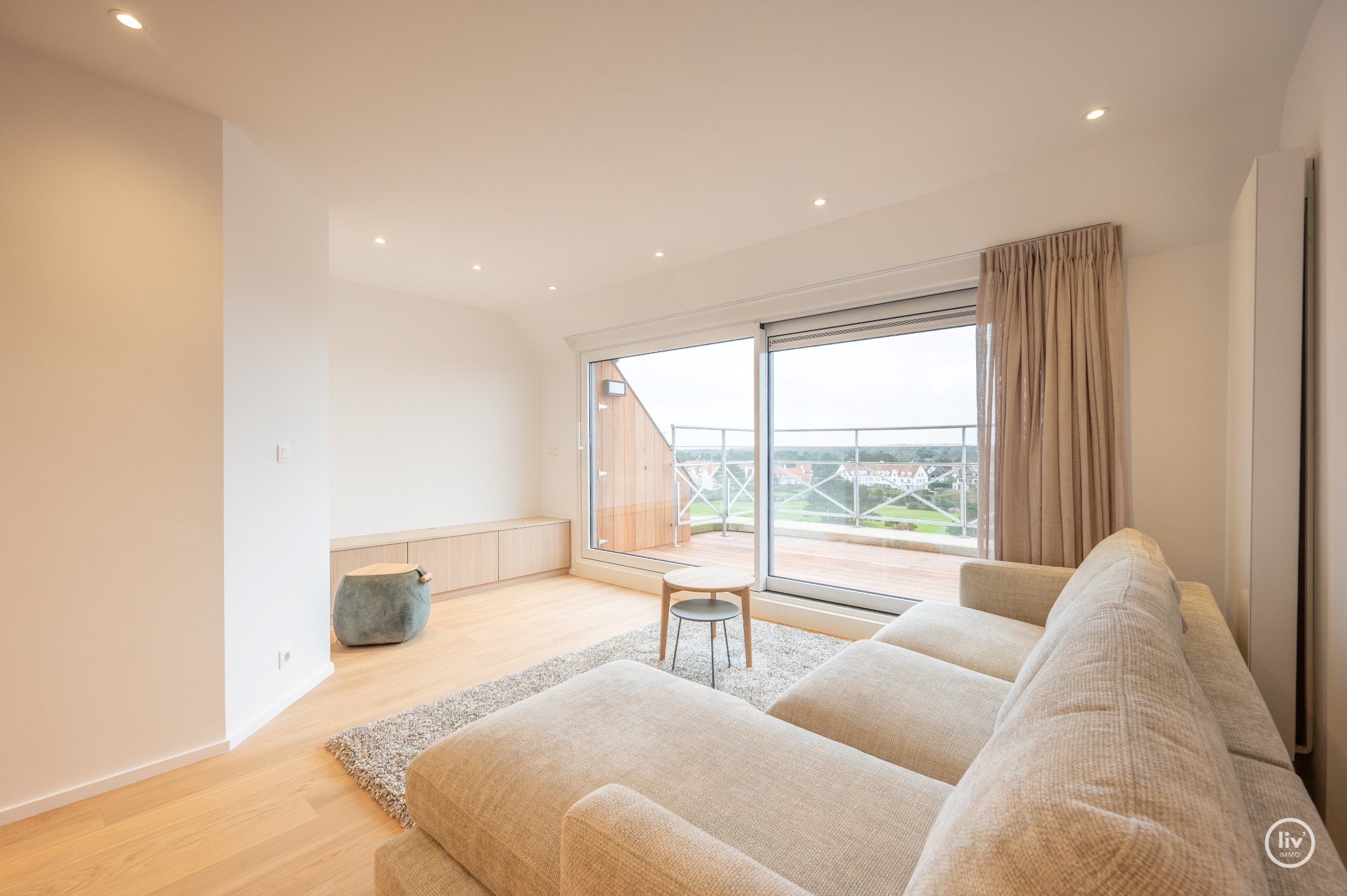 Un appartement en duplex rénové unique avec une magnifique terrasse ensoleillée offrant une vue dégagée situé sur la Kustlaan au cœur du Zoute. 