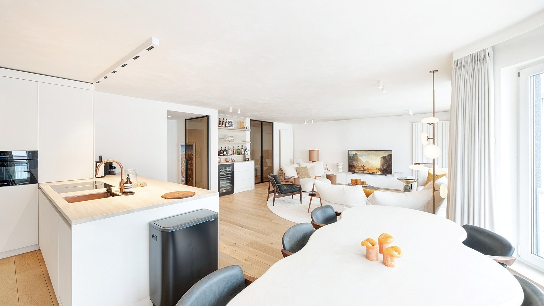 Ruim appartement van 138 m² gelegen op de Jozef Nellenslaan te Knokke en combineert ruimte, lichtinval en comfort. 