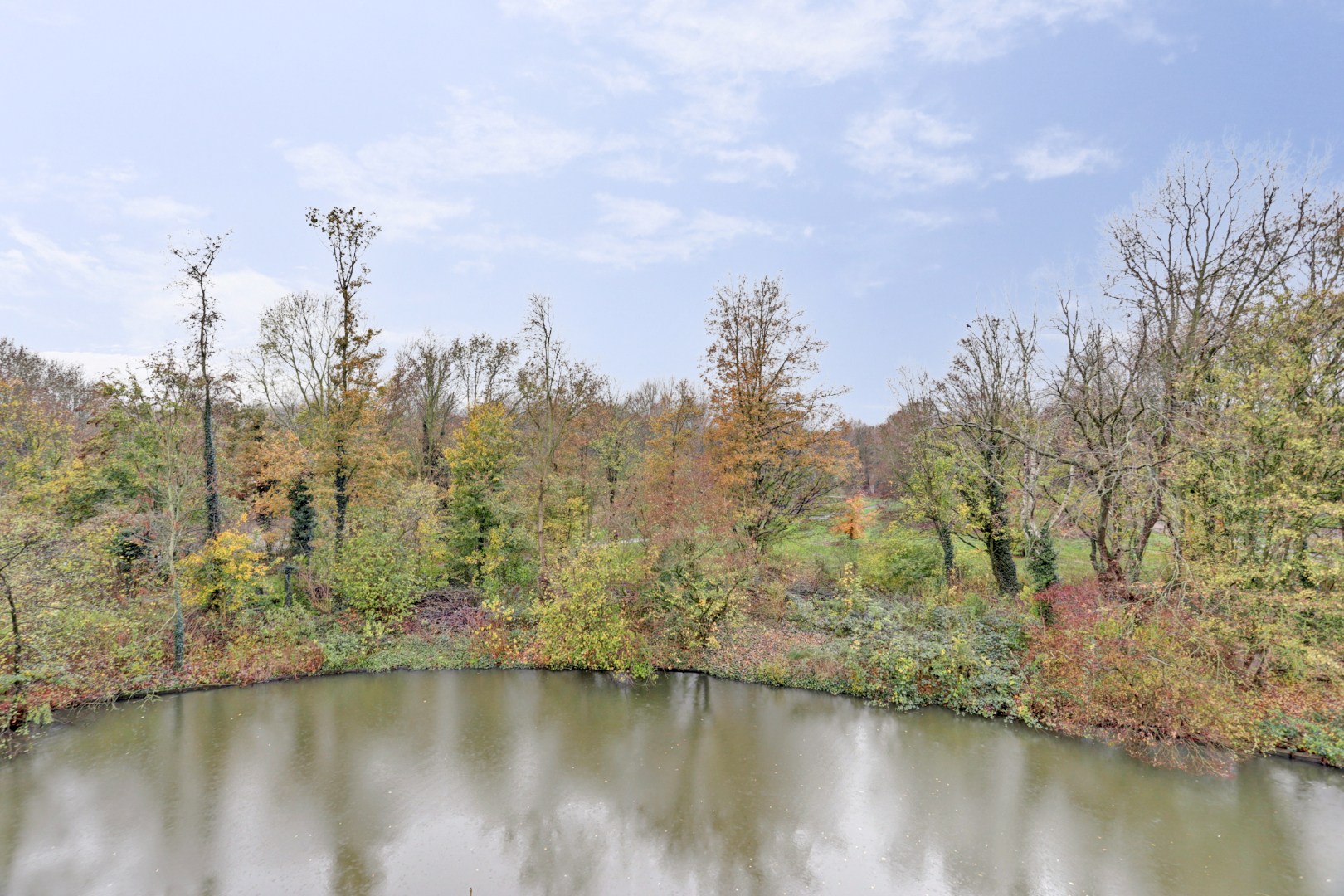 Modern afgewerkt 3 kamerappartement gelegen op de 3e verdieping met schitterend vrij uitzicht en ligging aan water! 