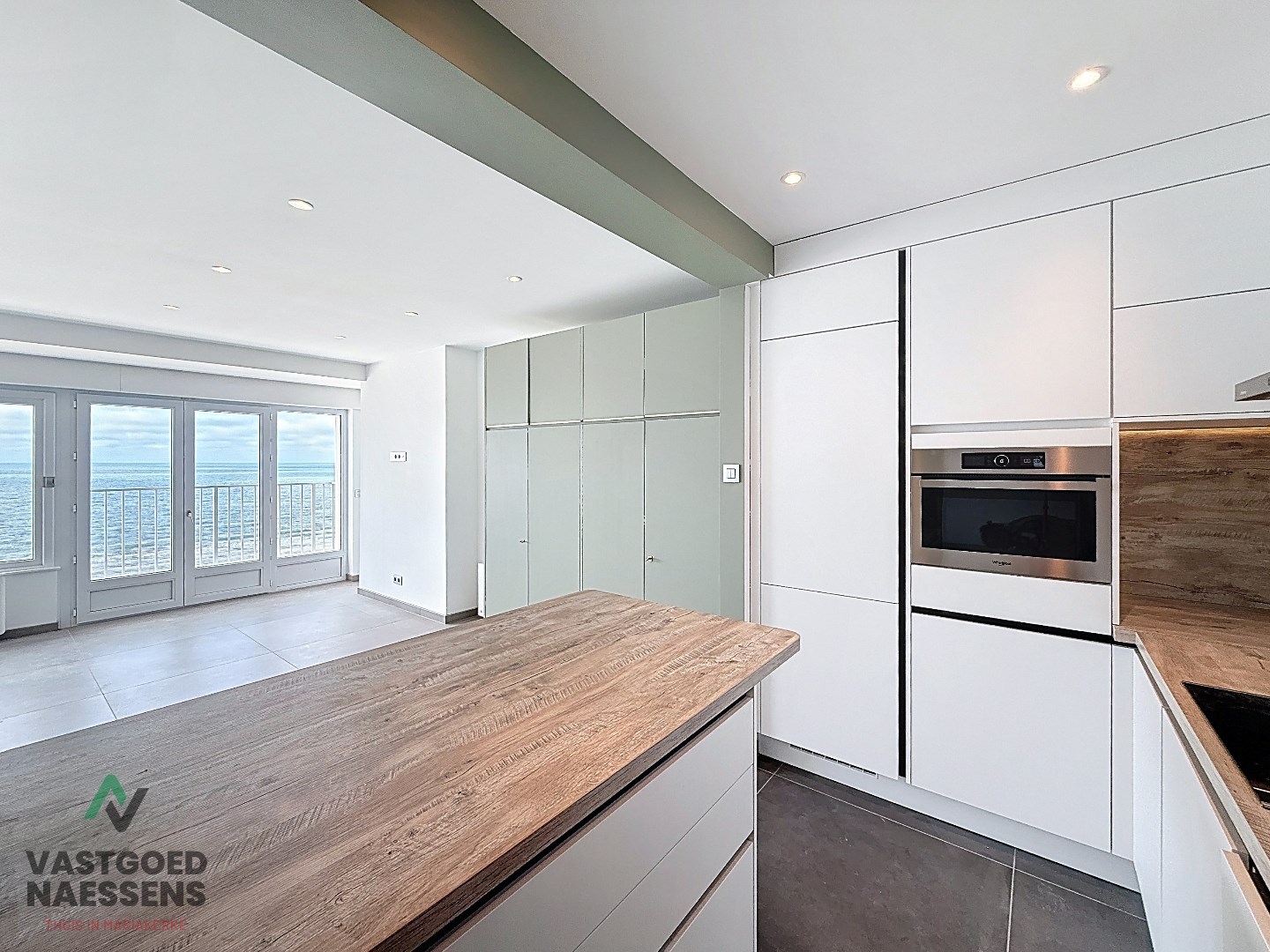 STUDIO RÉNOVÉ AVEC VUE SUR LA MER 