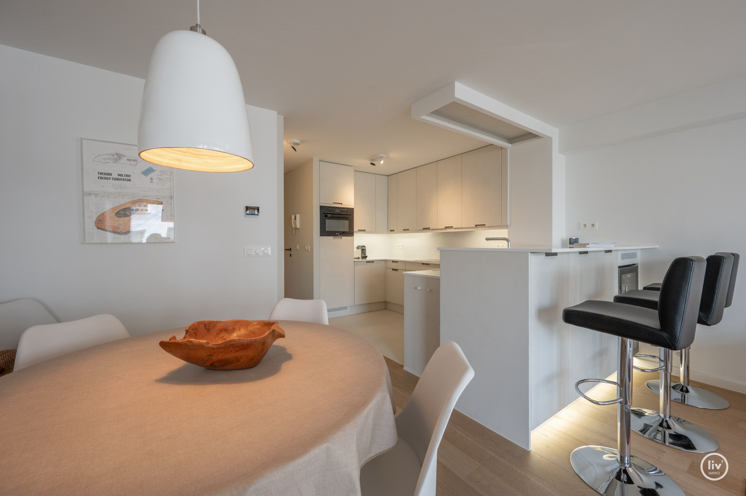 Zonnig en stijlvol vernieuwd appartement met twee slaapkamers op topligging op wandelafstand van de Lippenslaan. 