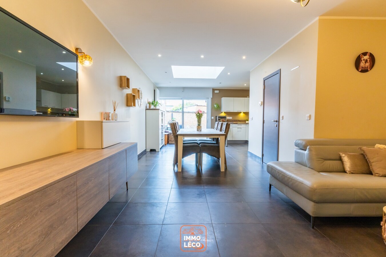 Maison de commerce avec habitation 4 chambres, plein centre-ville ! 