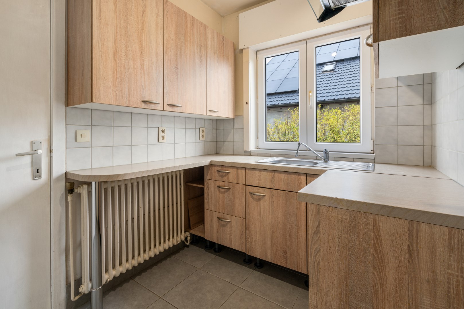 Te renoveren 3 slaapkamer appartement vlakbij de Zeedijk van Zeebrugge 