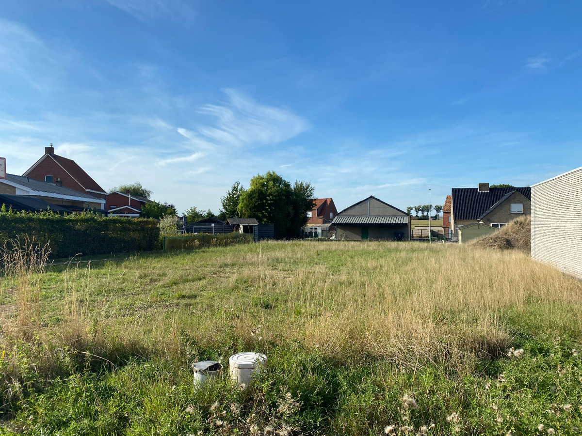 Mooi gelegen stuk bouwgrond voor open bebouwing zonder bouwverplichting. 