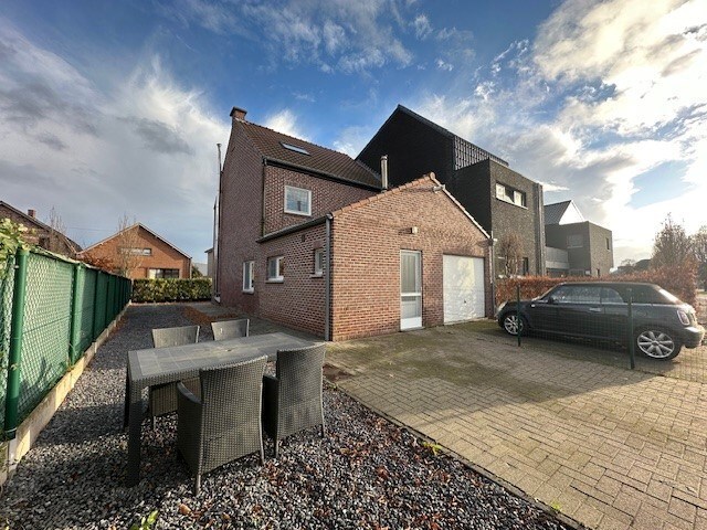 Een nette, comfortabele  gezinswoning met 3 slaapkamers, garage en tuin. 