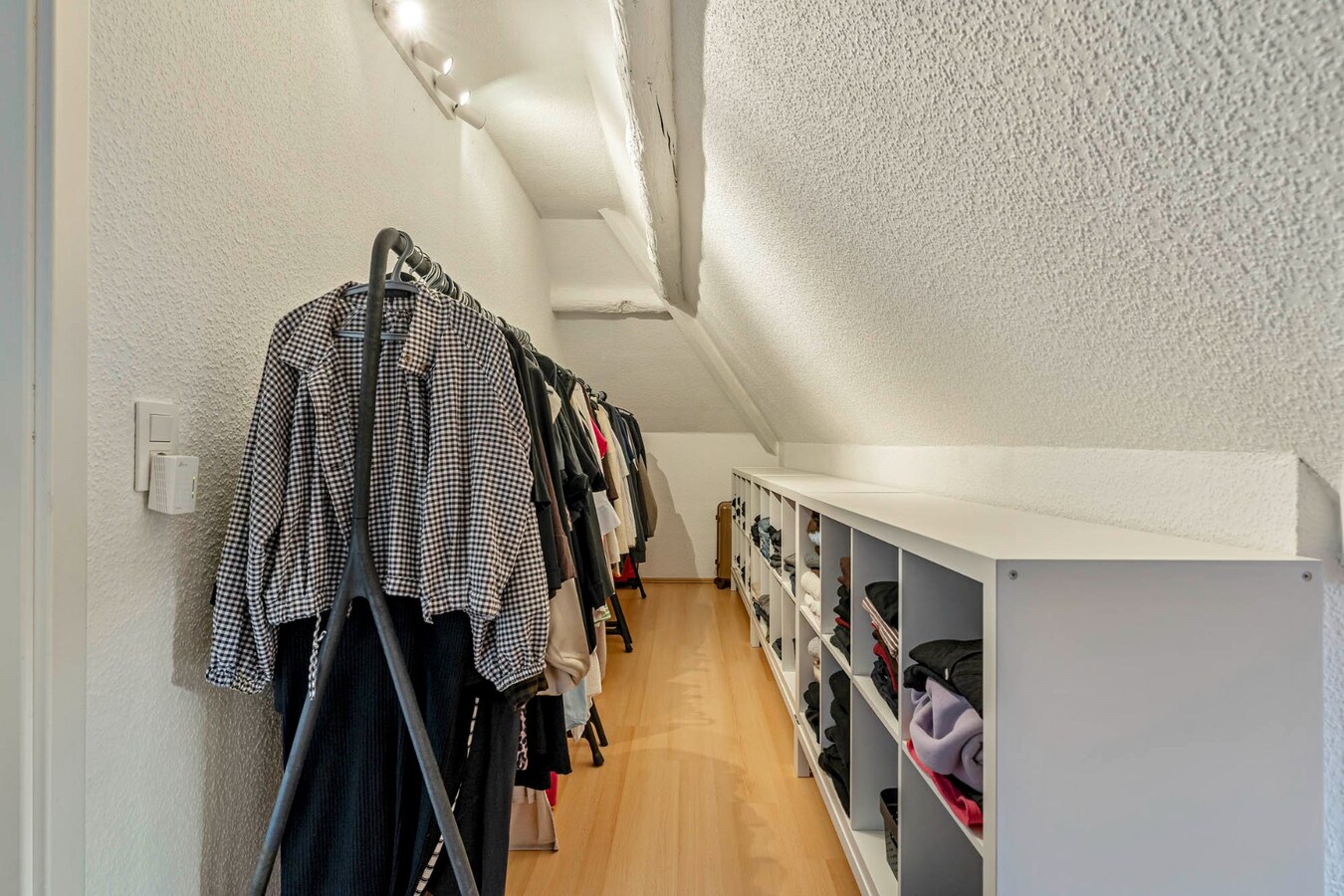 Comfortabel, mooi gerenoveerd duplex-appartement mét ruim terras en carport! 
