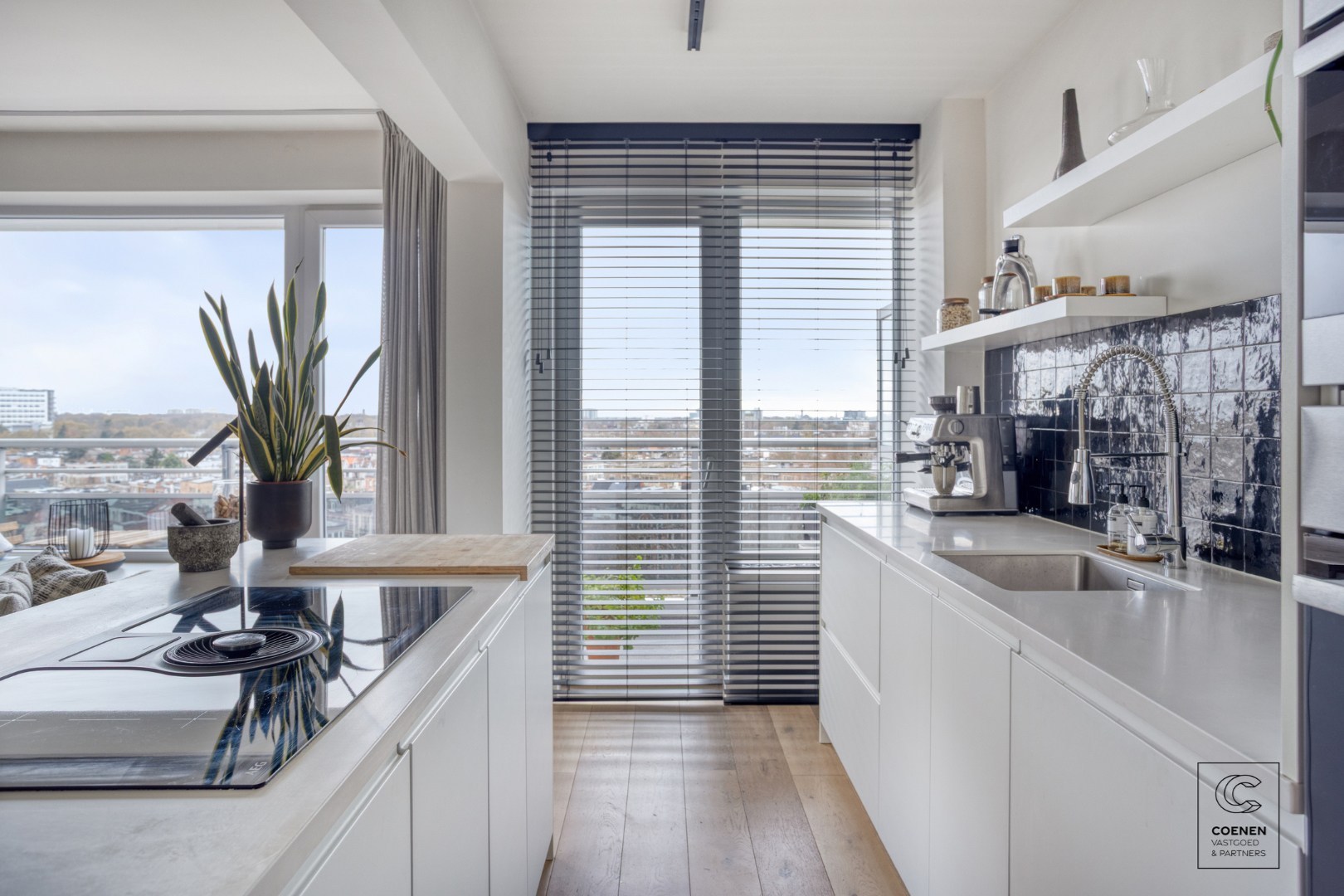 Stijlvol gerenoveerd appartement met 2 slaapkamers &amp; zonnig terras op toplocatie te Berchem 