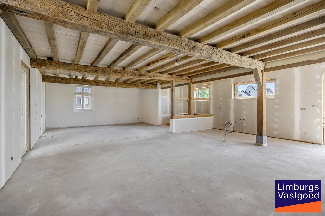 UNIEKE VIERKANTSHOEVE met paardenstallen op 7,34 hectare met vergunning voor zwembad en poolhouse 