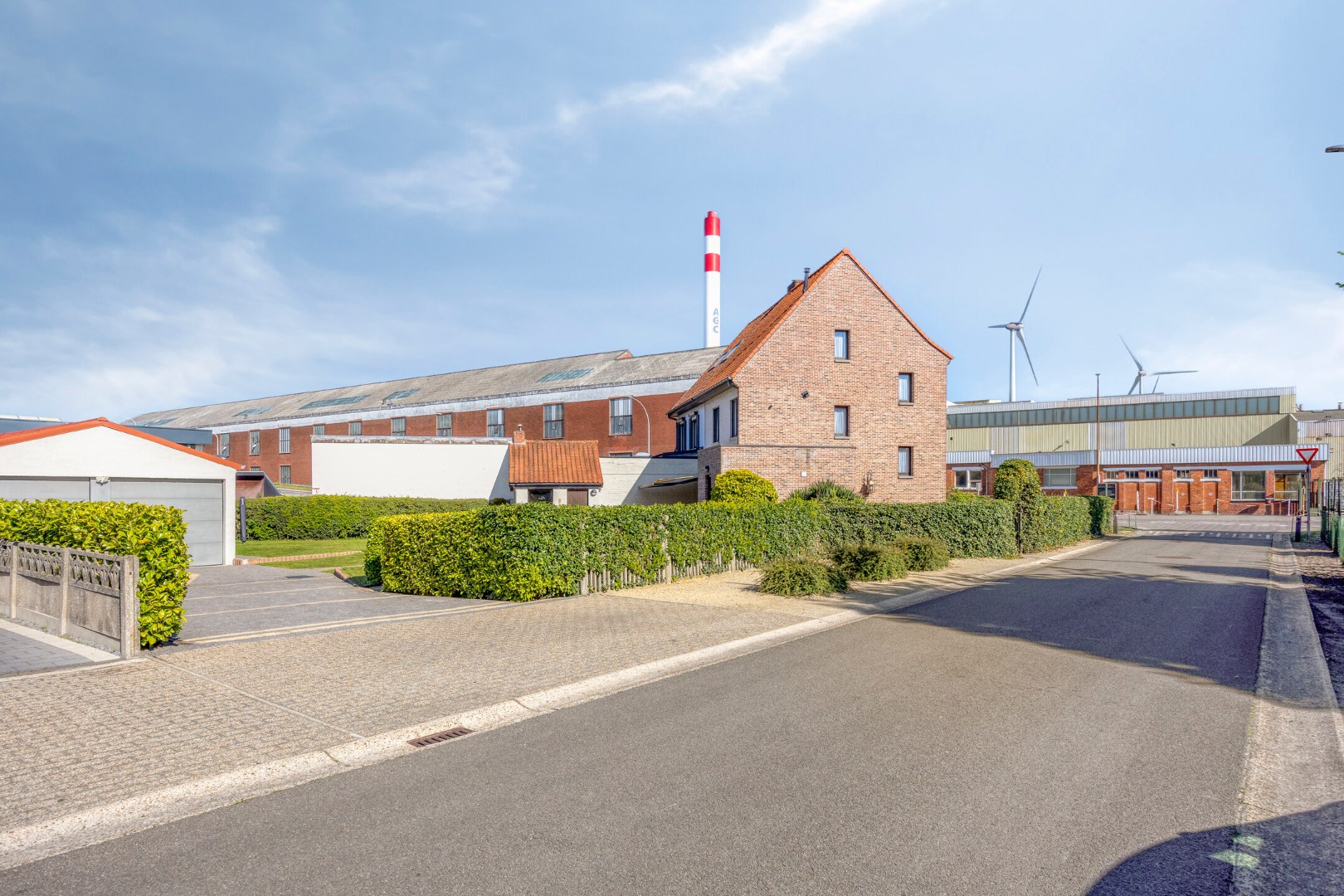 Gezinswoning met 3 slpk. en dubbele garage zonder renovatieverplichting in Mol-Gompel 