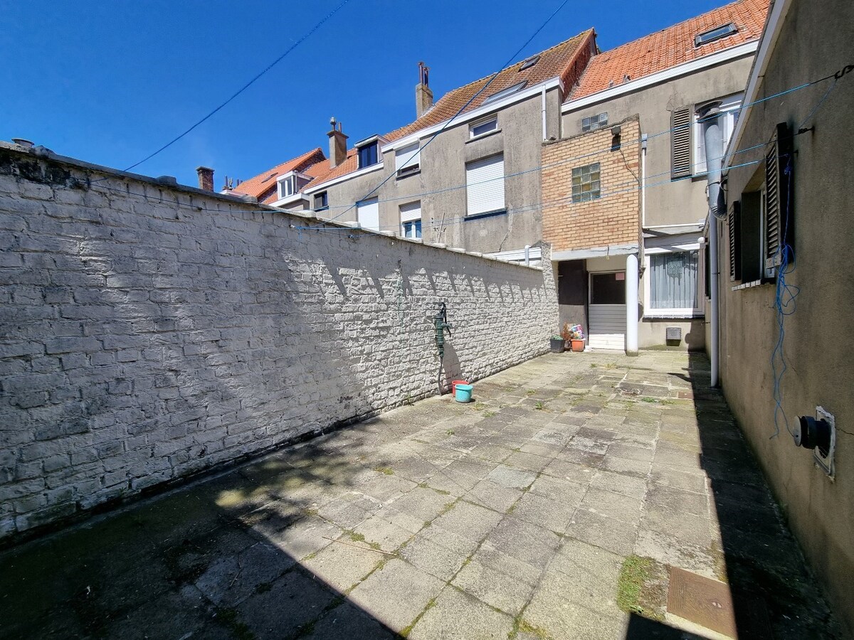 Te moderniseren woning op centrale ligging te Heist 