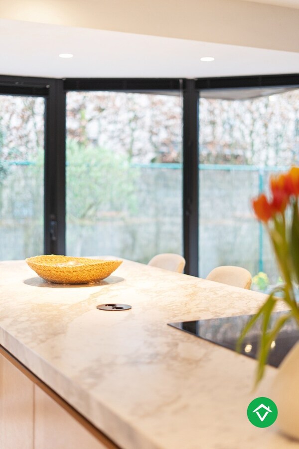 Stijlvolle alleenstaande villa met luxueus interieur en vier slaapkamers te Roeselare 