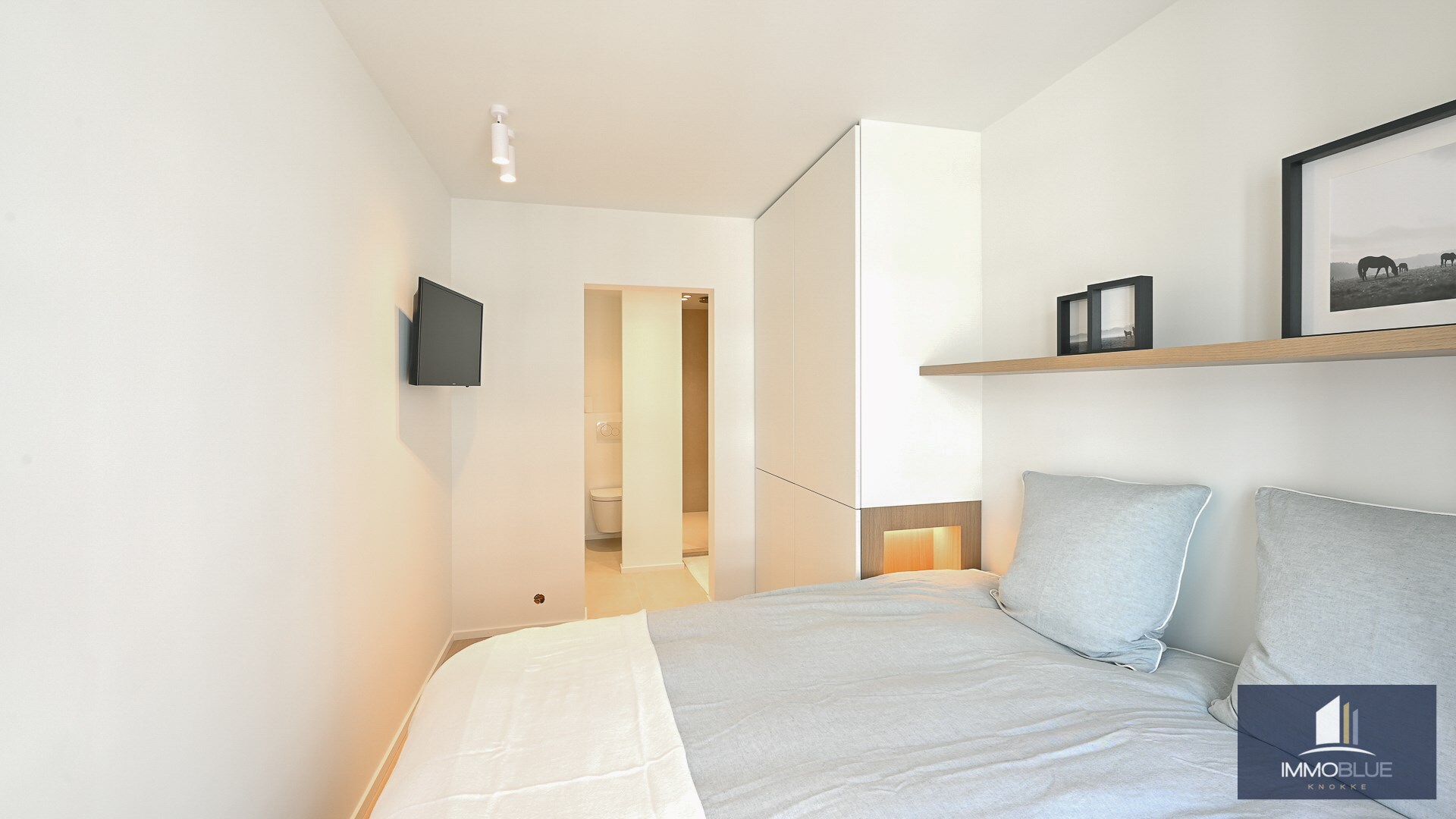 Appartement élégant et entièrement rénové, situé à deux pas de la mer. 