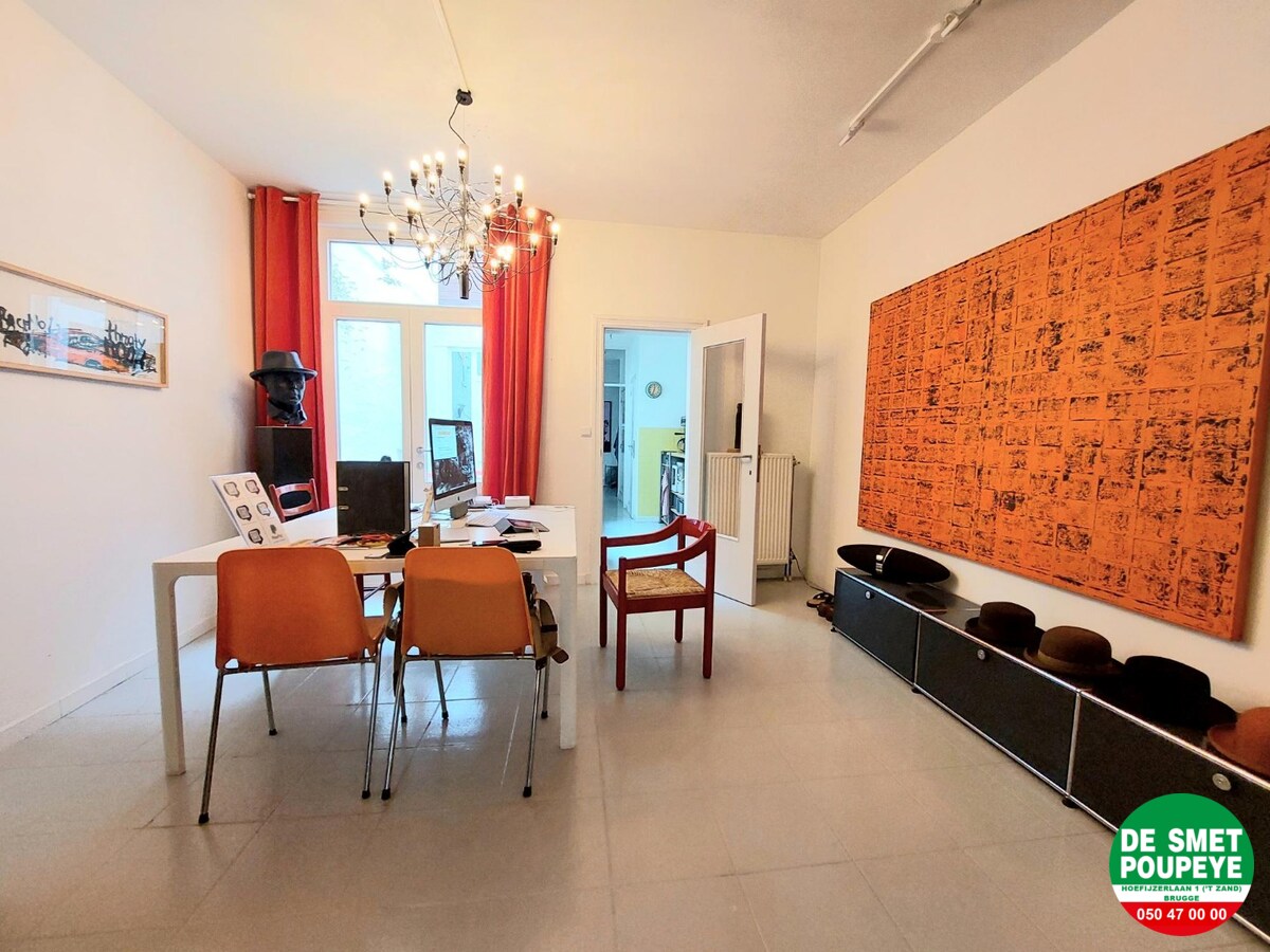 Commerciële winkelruimte met bovenliggend appartement 