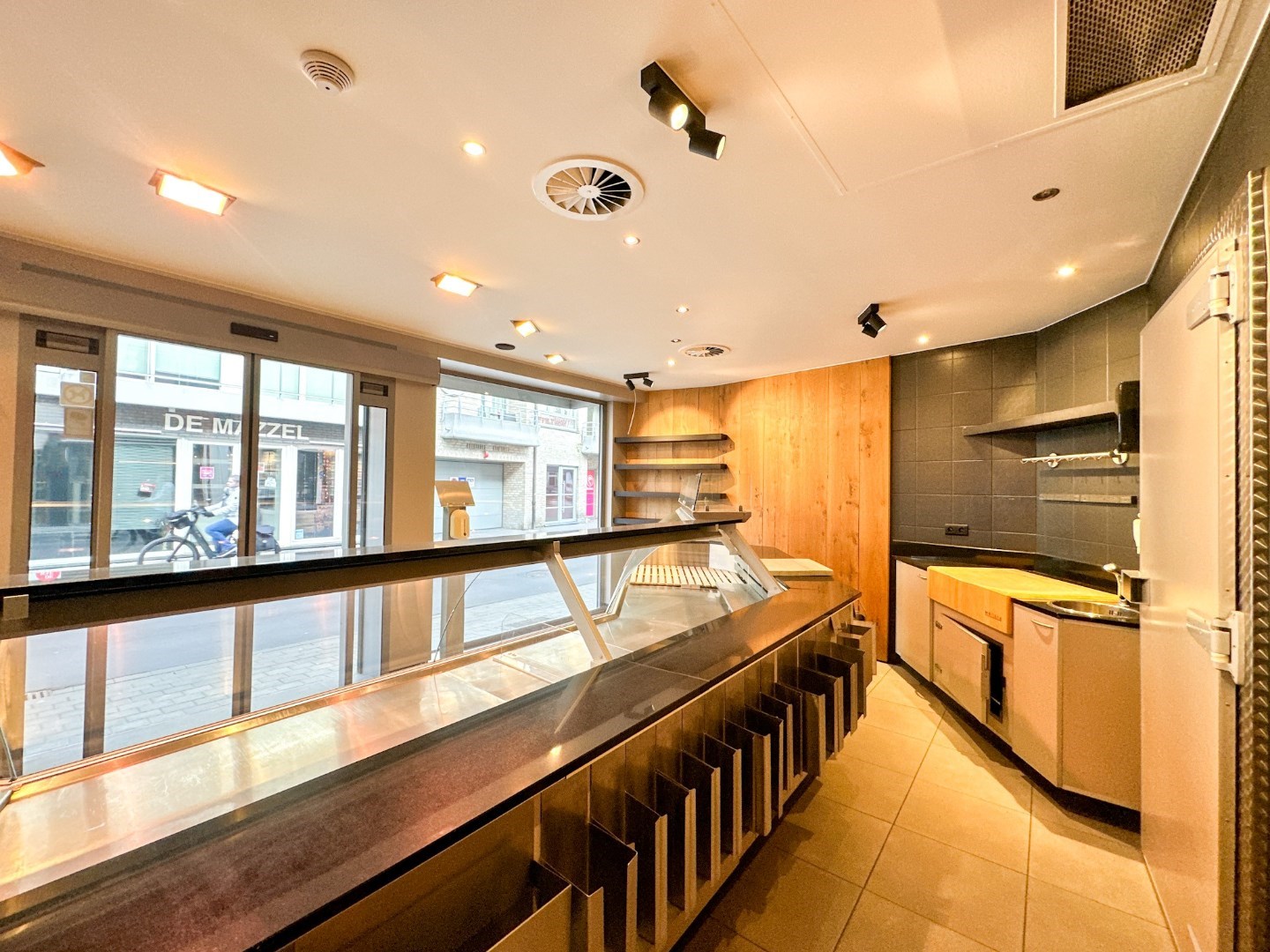 Handelpand met winkel, atelier en woonst, commerciële ligging, Torhout 