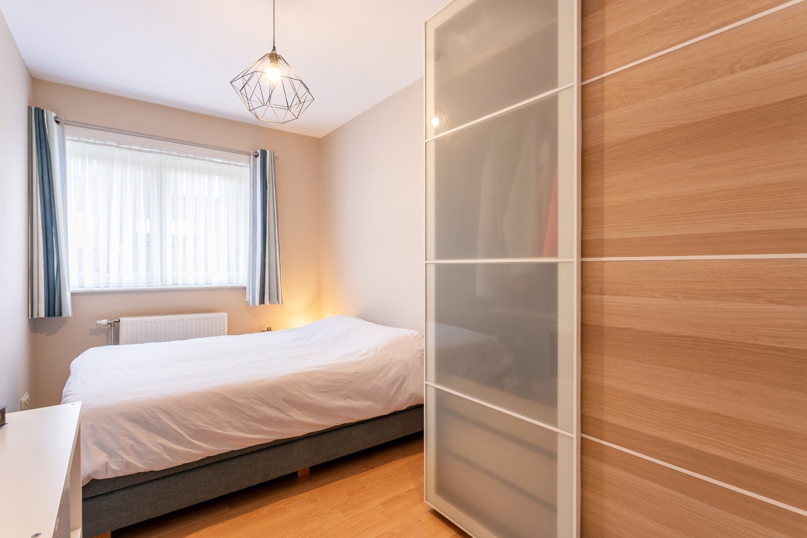 Instapklaar gelijkvloers appartement met 2 slaapkamers, garagebox en ruim terras (35 m²) aan TOP ligging in Halle 