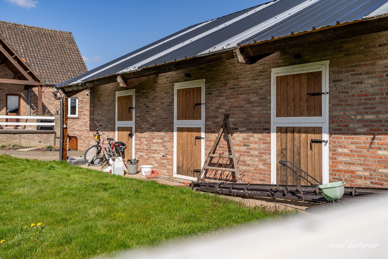 Ruime woning met paardenstallen op ca. 85 are te Kinrooi 